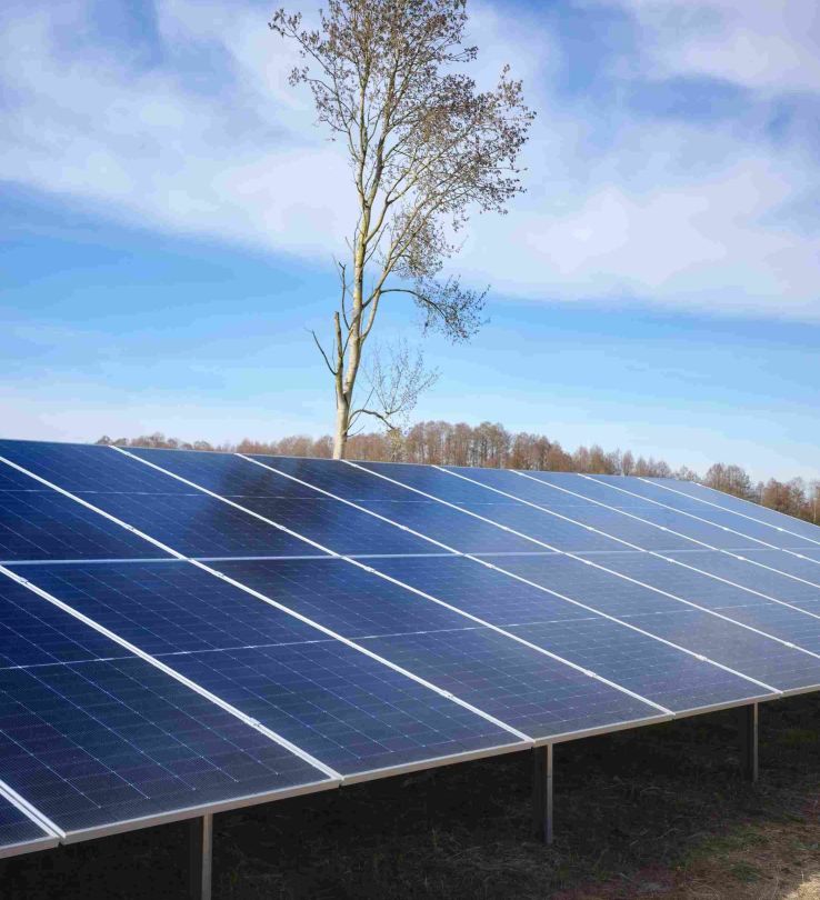 mavambo-solar-panels-in-rural-environment-under-cloudy-ski